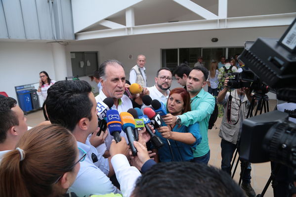 Declaraciones a medios del Presidente Ivan Duque Marquez y el gerente  de EPM Jorge Londoño
Declaraciones a medios del Presidente Ivan Duque Marquez y el gerente  de EPM Jorge Londoño
Febrero 12 2019 
Para descargar esta fotografía en alta resolución, haga clic sobre la imagen hasta que la misma se despliegue en la pantalla completa; luego dé clic derecho y elija la opción "guardar imagen como". 
En caso de publicación por cualquier medio, solicitamos acompañarla del crédito: "Foto EPM"
Palabras clave: Declaraciones a medios del Presidente Ivan Duque Marquez y el gerente  de EPM Jorge Londoño