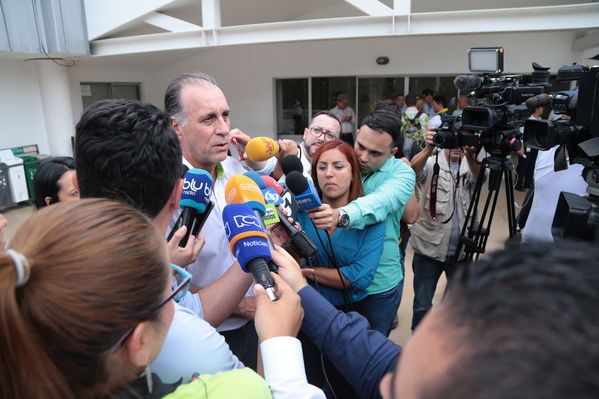 Declaraciones a medios del Presidente Ivan Duque Marquez y el gerente  de EPM Jorge Londoño
Declaraciones a medios del Presidente Ivan Duque Marquez y el gerente  de EPM Jorge Londoño
Febrero 12 2019 
Para descargar esta fotografía en alta resolución, haga clic sobre la imagen hasta que la misma se despliegue en la pantalla completa; luego dé clic derecho y elija la opción "guardar imagen como". 
En caso de publicación por cualquier medio, solicitamos acompañarla del crédito: "Foto EPM"
Palabras clave: Declaraciones a medios del Presidente Ivan Duque Marquez y el gerente  de EPM Jorge Londoño