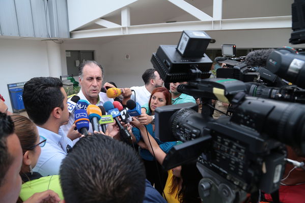 Declaraciones a medios del Presidente Ivan Duque Marquez y el gerente  de EPM Jorge Londoño
Declaraciones a medios del Presidente Ivan Duque Marquez y el gerente  de EPM Jorge Londoño
Febrero 12 2019 
Para descargar esta fotografía en alta resolución, haga clic sobre la imagen hasta que la misma se despliegue en la pantalla completa; luego dé clic derecho y elija la opción "guardar imagen como". 
En caso de publicación por cualquier medio, solicitamos acompañarla del crédito: "Foto EPM"
Palabras clave: Declaraciones a medios del Presidente Ivan Duque Marquez y el gerente  de EPM Jorge Londoño