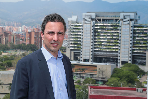 Jorge Londoño de La Cuesta
Jorge Londoño de La Cuesta
Fecha: Febrero 15 de 2016 
Para descargar esta fotografía en alta resolución, haga clic sobre la imagen hasta que la misma se despliegue en la pantalla completa; luego dé clic derecho y elija la opción "guardar imagen como". 
En caso de publicación por cualquier medio, solicitamos acompañarla del crédito: "Foto EPM"
Palabras clave: Jorge Londoño de La Cuesta
