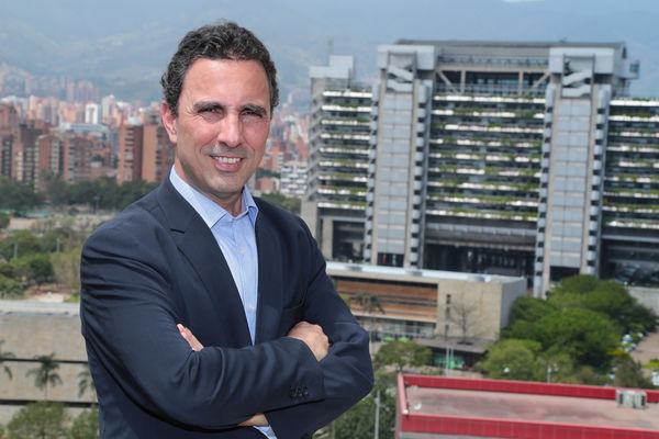 Jorge Londoño de La Cuesta
Jorge Londoño de La Cuesta
Fecha: Febrero 15 de 2016 
Para descargar esta fotografía en alta resolución, haga clic sobre la imagen hasta que la misma se despliegue en la pantalla completa; luego dé clic derecho y elija la opción "guardar imagen como". 
En caso de publicación por cualquier medio, solicitamos acompañarla del crédito: "Foto EPM"
Palabras clave: Jorge Londoño de La Cuesta
