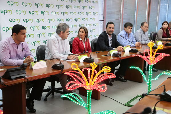 Presentación del concurso “Encendamos la alegría”
Presentación del concurso “Encendamos la alegría”
Fecha: Febrero 15 de 2017
Para descargar esta fotografía en alta resolución, haga clic sobre la imagen hasta que la misma se despliegue en la pantalla completa; luego dé clic derecho y elija la opción "guardar imagen como". 
En caso de publicación por cualquier medio, solicitamos acompañarla del crédito: "Foto EPM"
Palabras clave: Presentación concurso Encendamos alegría
