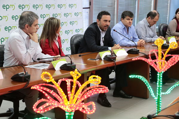 Presentación del concurso “Encendamos la alegría”
Presentación del concurso “Encendamos la alegría”
Fecha: Febrero 15 de 2017
Para descargar esta fotografía en alta resolución, haga clic sobre la imagen hasta que la misma se despliegue en la pantalla completa; luego dé clic derecho y elija la opción "guardar imagen como". 
En caso de publicación por cualquier medio, solicitamos acompañarla del crédito: "Foto EPM"
Palabras clave: Presentación concurso Encendamos alegría
