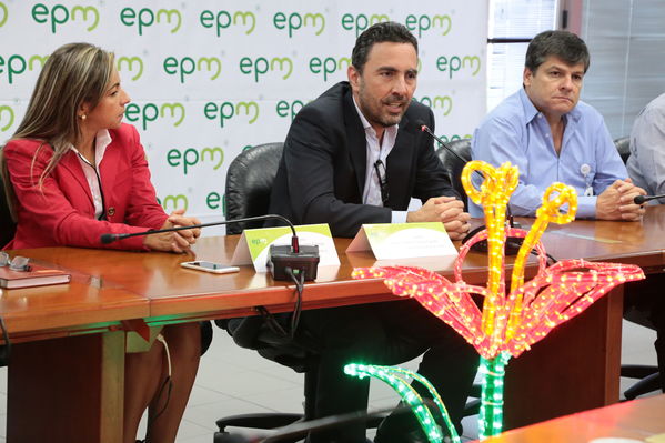 Presentación del concurso “Encendamos la alegría”
Presentación del concurso “Encendamos la alegría”
Fecha: Febrero 15 de 2017
Para descargar esta fotografía en alta resolución, haga clic sobre la imagen hasta que la misma se despliegue en la pantalla completa; luego dé clic derecho y elija la opción "guardar imagen como". 
En caso de publicación por cualquier medio, solicitamos acompañarla del crédito: "Foto EPM"
Palabras clave: Presentación concurso Encendamos alegría