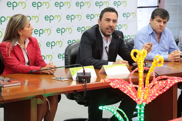 Presentación del concurso “Encendamos la alegría”
Presentación del concurso “Encendamos la alegría”
Fecha: Febrero 15 de 2017
Para descargar esta fotografía en alta resolución, haga clic sobre la imagen hasta que la misma se despliegue en la pantalla completa; luego dé clic derecho y elija la opción "guardar imagen como". 
En caso de publicación por cualquier medio, solicitamos acompañarla del crédito: "Foto EPM"
Palabras clave: Presentación concurso Encendamos alegría