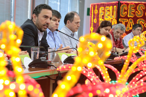 Presentación del concurso “Encendamos la alegría”
Presentación del concurso “Encendamos la alegría”
Fecha: Febrero 15 de 2017
Para descargar esta fotografía en alta resolución, haga clic sobre la imagen hasta que la misma se despliegue en la pantalla completa; luego dé clic derecho y elija la opción "guardar imagen como". 
En caso de publicación por cualquier medio, solicitamos acompañarla del crédito: "Foto EPM"
Palabras clave: Presentación concurso Encendamos alegría
