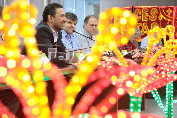 Presentación del concurso “Encendamos la alegría”
Presentación del concurso “Encendamos la alegría”
Fecha: Febrero 15 de 2017
Para descargar esta fotografía en alta resolución, haga clic sobre la imagen hasta que la misma se despliegue en la pantalla completa; luego dé clic derecho y elija la opción "guardar imagen como". 
En caso de publicación por cualquier medio, solicitamos acompañarla del crédito: "Foto EPM"
Palabras clave: Presentación concurso Encendamos alegría
