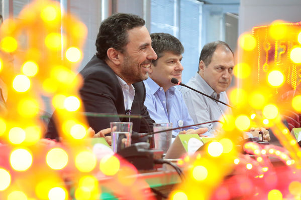 Presentación del concurso “Encendamos la alegría”
Presentación del concurso “Encendamos la alegría”
Fecha: Febrero 15 de 2017
Para descargar esta fotografía en alta resolución, haga clic sobre la imagen hasta que la misma se despliegue en la pantalla completa; luego dé clic derecho y elija la opción "guardar imagen como". 
En caso de publicación por cualquier medio, solicitamos acompañarla del crédito: "Foto EPM"
Palabras clave: Presentación concurso Encendamos alegría
