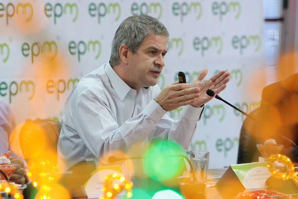 Presentación del concurso “Encendamos la alegría”
Presentación del concurso “Encendamos la alegría”
Fecha: Febrero 15 de 2017
Para descargar esta fotografía en alta resolución, haga clic sobre la imagen hasta que la misma se despliegue en la pantalla completa; luego dé clic derecho y elija la opción "guardar imagen como". 
En caso de publicación por cualquier medio, solicitamos acompañarla del crédito: "Foto EPM"
Palabras clave: Presentación concurso Encendamos alegría