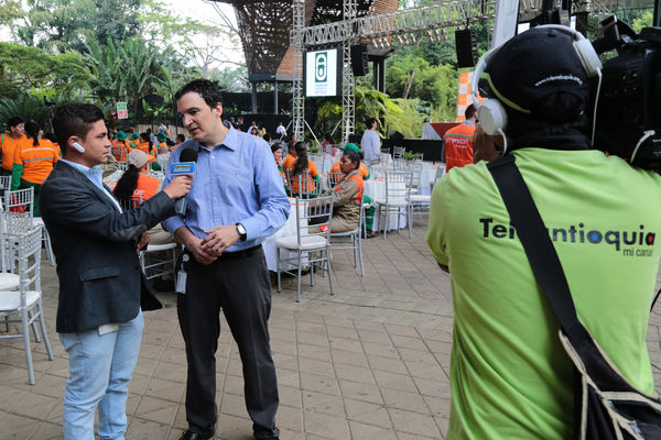 Convenio entre Emvarias y la Fundación Universidad de Antioquia
Convenio entre Emvarias y la Fundación Universidad de Antioquia
Fecha: Febrero 16 de 2015
Para descargar esta fotografía en alta resolución, haga clic sobre la imagen hasta que la misma se despliegue en la pantalla completa; luego dé clic derecho y elija la opción "guardar imagen como". 
En caso de publicación por cualquier medio, solicitamos acompañarla del crédito: "Foto EPM"
Palabras clave: Convenio Emvarias Fundación Universidad Antioquia