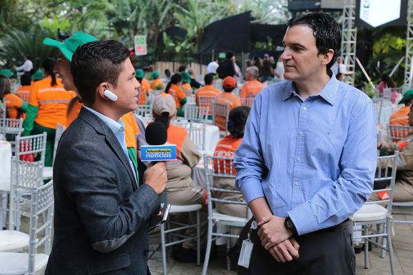 Convenio entre Emvarias y la Fundación Universidad de Antioquia
Convenio entre Emvarias y la Fundación Universidad de Antioquia
Fecha: Febrero 16 de 2015
Para descargar esta fotografía en alta resolución, haga clic sobre la imagen hasta que la misma se despliegue en la pantalla completa; luego dé clic derecho y elija la opción "guardar imagen como". 
En caso de publicación por cualquier medio, solicitamos acompañarla del crédito: "Foto EPM"
Palabras clave: Convenio Emvarias Fundación Universidad Antioquia