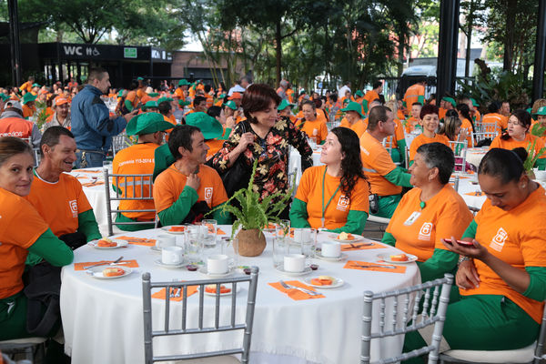 Convenio entre Emvarias y la Fundación Universidad de Antioquia
Convenio entre Emvarias y la Fundación Universidad de Antioquia
Fecha: Febrero 16 de 2015
Para descargar esta fotografía en alta resolución, haga clic sobre la imagen hasta que la misma se despliegue en la pantalla completa; luego dé clic derecho y elija la opción "guardar imagen como". 
En caso de publicación por cualquier medio, solicitamos acompañarla del crédito: "Foto EPM"
Palabras clave: Convenio Emvarias Fundación Universidad Antioquia