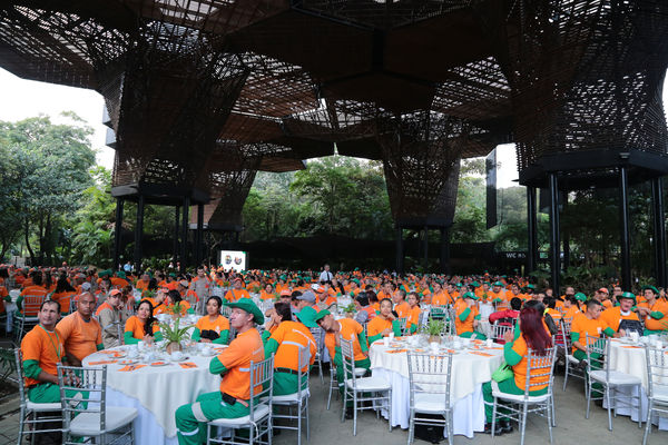 Convenio entre Emvarias y la Fundación Universidad de Antioquia
Convenio entre Emvarias y la Fundación Universidad de Antioquia
Fecha: Febrero 16 de 2015
Para descargar esta fotografía en alta resolución, haga clic sobre la imagen hasta que la misma se despliegue en la pantalla completa; luego dé clic derecho y elija la opción "guardar imagen como". 
En caso de publicación por cualquier medio, solicitamos acompañarla del crédito: "Foto EPM"
Palabras clave: Convenio Emvarias Fundación Universidad Antioquia