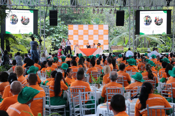 Convenio entre Emvarias y la Fundación Universidad de Antioquia
Convenio entre Emvarias y la Fundación Universidad de Antioquia
Fecha: Febrero 16 de 2015
Para descargar esta fotografía en alta resolución, haga clic sobre la imagen hasta que la misma se despliegue en la pantalla completa; luego dé clic derecho y elija la opción "guardar imagen como". 
En caso de publicación por cualquier medio, solicitamos acompañarla del crédito: "Foto EPM"
Palabras clave: Convenio Emvarias Fundación Universidad Antioquia