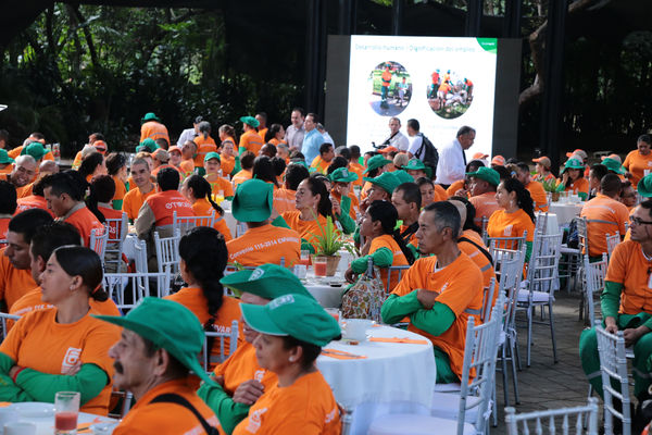 Convenio entre Emvarias y la Fundación Universidad de Antioquia
Convenio entre Emvarias y la Fundación Universidad de Antioquia
Fecha: Febrero 16 de 2015
Para descargar esta fotografía en alta resolución, haga clic sobre la imagen hasta que la misma se despliegue en la pantalla completa; luego dé clic derecho y elija la opción "guardar imagen como". 
En caso de publicación por cualquier medio, solicitamos acompañarla del crédito: "Foto EPM"
Palabras clave: Convenio Emvarias Fundación Universidad Antioquia