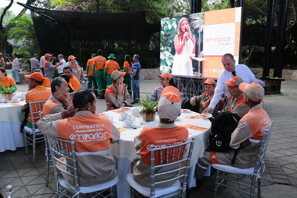 Convenio entre Emvarias y la Fundación Universidad de Antioquia
Convenio entre Emvarias y la Fundación Universidad de Antioquia
Fecha: Febrero 16 de 2015
Para descargar esta fotografía en alta resolución, haga clic sobre la imagen hasta que la misma se despliegue en la pantalla completa; luego dé clic derecho y elija la opción "guardar imagen como". 
En caso de publicación por cualquier medio, solicitamos acompañarla del crédito: "Foto EPM"
Palabras clave: Convenio Emvarias Fundación Universidad Antioquia