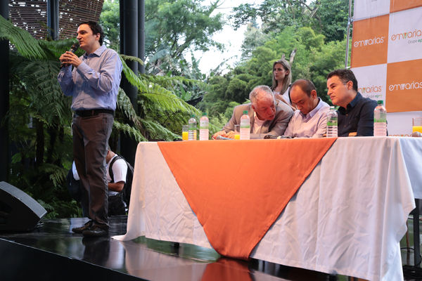 Convenio entre Emvarias y la Fundación Universidad de Antioquia
Convenio entre Emvarias y la Fundación Universidad de Antioquia
Fecha: Febrero 16 de 2015
Para descargar esta fotografía en alta resolución, haga clic sobre la imagen hasta que la misma se despliegue en la pantalla completa; luego dé clic derecho y elija la opción "guardar imagen como". 
En caso de publicación por cualquier medio, solicitamos acompañarla del crédito: "Foto EPM"

Palabras clave: Convenio Emvarias Fundación Universidad Antioquia