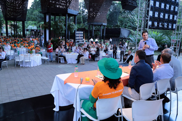 Convenio entre Emvarias y la Fundación Universidad de Antioquia
Convenio entre Emvarias y la Fundación Universidad de Antioquia
Fecha: Febrero 16 de 2015
Para descargar esta fotografía en alta resolución, haga clic sobre la imagen hasta que la misma se despliegue en la pantalla completa; luego dé clic derecho y elija la opción "guardar imagen como". 
En caso de publicación por cualquier medio, solicitamos acompañarla del crédito: "Foto EPM"
Palabras clave: Convenio Emvarias Fundación Universidad Antioquia