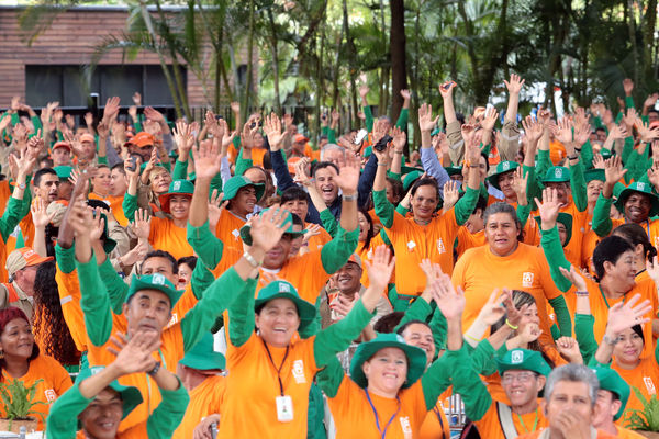 Convenio entre Emvarias y la Fundación Universidad de Antioquia
Convenio entre Emvarias y la Fundación Universidad de Antioquia
Fecha: Febrero 16 de 2015
Para descargar esta fotografía en alta resolución, haga clic sobre la imagen hasta que la misma se despliegue en la pantalla completa; luego dé clic derecho y elija la opción "guardar imagen como". 
En caso de publicación por cualquier medio, solicitamos acompañarla del crédito: "Foto EPM"
Palabras clave: Convenio Emvarias Fundación Universidad Antioquia