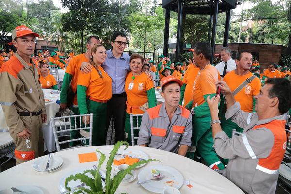 Convenio entre Emvarias y la Fundación Universidad de Antioquia
Convenio entre Emvarias y la Fundación Universidad de Antioquia
Fecha: Febrero 16 de 2015
Para descargar esta fotografía en alta resolución, haga clic sobre la imagen hasta que la misma se despliegue en la pantalla completa; luego dé clic derecho y elija la opción "guardar imagen como". 
En caso de publicación por cualquier medio, solicitamos acompañarla del crédito: "Foto EPM"
Palabras clave: Convenio Emvarias Fundación Universidad Antioquia