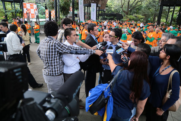 Convenio entre Emvarias y la Fundación Universidad de Antioquia
Convenio entre Emvarias y la Fundación Universidad de Antioquia
Fecha: Febrero 16 de 2015
Para descargar esta fotografía en alta resolución, haga clic sobre la imagen hasta que la misma se despliegue en la pantalla completa; luego dé clic derecho y elija la opción "guardar imagen como". 
En caso de publicación por cualquier medio, solicitamos acompañarla del crédito: "Foto EPM"
Palabras clave: Convenio Emvarias Fundación Universidad Antioquia