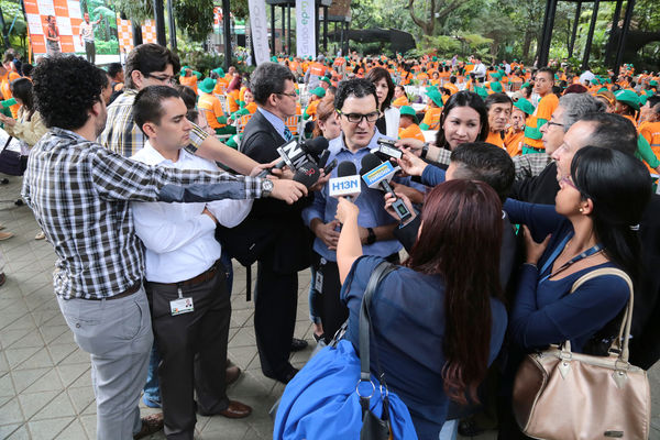 Convenio entre Emvarias y la Fundación Universidad de Antioquia
Convenio entre Emvarias y la Fundación Universidad de Antioquia
Fecha: Febrero 16 de 2015
Para descargar esta fotografía en alta resolución, haga clic sobre la imagen hasta que la misma se despliegue en la pantalla completa; luego dé clic derecho y elija la opción "guardar imagen como". 
En caso de publicación por cualquier medio, solicitamos acompañarla del crédito: "Foto EPM"
Palabras clave: Convenio Emvarias Fundación Universidad Antioquia