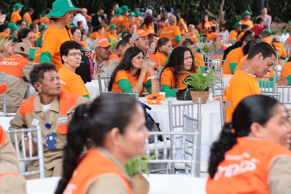 Convenio entre Emvarias y la Fundación Universidad de Antioquia
Convenio entre Emvarias y la Fundación Universidad de Antioquia
Fecha: Febrero 16 de 2015
Para descargar esta fotografía en alta resolución, haga clic sobre la imagen hasta que la misma se despliegue en la pantalla completa; luego dé clic derecho y elija la opción "guardar imagen como". 
En caso de publicación por cualquier medio, solicitamos acompañarla del crédito: "Foto EPM"
Palabras clave: Convenio Emvarias Fundación Universidad Antioquia