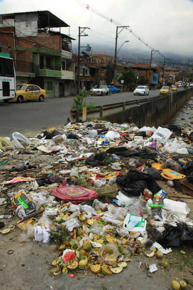 Jornadas de limpieza Emvarias
Jornadas de limpieza Emvarias
Fecha: Febrero 2 de 2014. Puente del Mico, Tres Bocas,  Carabobo
Para descargar esta fotografía en alta resolución, haga clic sobre la imagen hasta que la misma se despliegue en la pantalla completa; luego dé clic derecho y elija la opción "guardar imagen como". 
En caso de publicación por cualquier medio, solicitamos acompañarla del crédito: "Foto EPM"
Palabras clave: Jornadas limpieza Emvarias