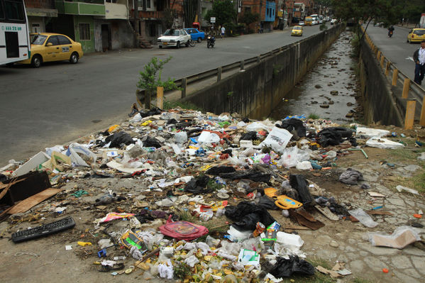 Jornadas de limpieza Emvarias
Jornadas de limpieza Emvarias
Fecha: Febrero 2 de 2014. Puente del Mico, Tres Bocas,  Carabobo
Para descargar esta fotografía en alta resolución, haga clic sobre la imagen hasta que la misma se despliegue en la pantalla completa; luego dé clic derecho y elija la opción "guardar imagen como". 
En caso de publicación por cualquier medio, solicitamos acompañarla del crédito: "Foto EPM"
Palabras clave: Jornadas limpieza Emvarias