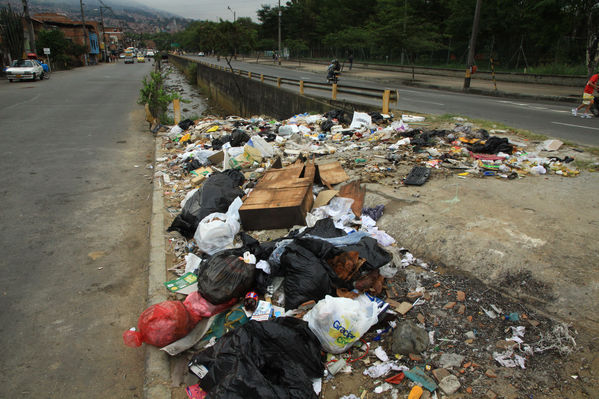 Jornadas de limpieza Emvarias
Jornadas de limpieza Emvarias
Fecha: Febrero 2 de 2014. Puente del Mico, Tres Bocas,  Carabobo
Para descargar esta fotografía en alta resolución, haga clic sobre la imagen hasta que la misma se despliegue en la pantalla completa; luego dé clic derecho y elija la opción "guardar imagen como". 
En caso de publicación por cualquier medio, solicitamos acompañarla del crédito: "Foto EPM"
Palabras clave: Jornadas limpieza Emvarias