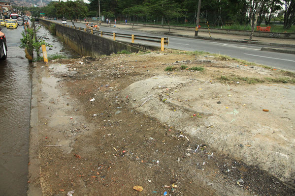 Jornadas de limpieza Emvarias
Jornadas de limpieza Emvarias
Fecha: Febrero 2 de 2014. Puente del Mico, Tres Bocas,  Carabobo
Para descargar esta fotografía en alta resolución, haga clic sobre la imagen hasta que la misma se despliegue en la pantalla completa; luego dé clic derecho y elija la opción "guardar imagen como". 
En caso de publicación por cualquier medio, solicitamos acompañarla del crédito: "Foto EPM"
Palabras clave: Jornadas limpieza Emvarias