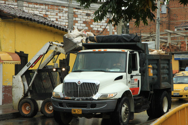Jornadas de limpieza Emvarias
Jornadas de limpieza Emvarias
Fecha: Febrero 2 de 2014. Puente del Mico, Tres Bocas,  Carabobo
Para descargar esta fotografía en alta resolución, haga clic sobre la imagen hasta que la misma se despliegue en la pantalla completa; luego dé clic derecho y elija la opción "guardar imagen como". 
En caso de publicación por cualquier medio, solicitamos acompañarla del crédito: "Foto EPM"
Palabras clave: Jornadas limpieza Emvarias