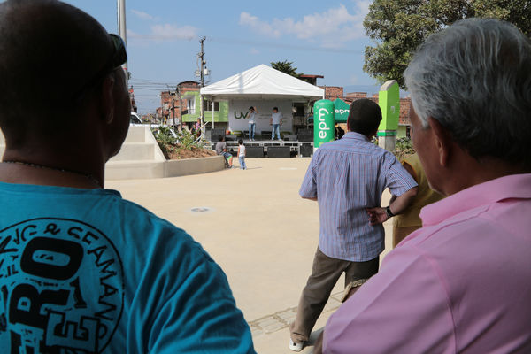 Inauguración de la UVA San Fernando
Inauguración de la UVA San Fernando
Fecha: Febrero 2 de 2016
Para descargar esta fotografía en alta resolución, haga clic sobre la imagen hasta que la misma se despliegue en la pantalla completa; luego dé clic derecho y elija la opción "guardar imagen como". 
En caso de publicación por cualquier medio, solicitamos acompañarla del crédito: "Foto EPM"
Palabras clave: Inauguración UVA San Fernando