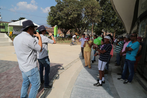Inauguración de la UVA San Fernando
Inauguración de la UVA San Fernando
Fecha: Febrero 2 de 2016
Para descargar esta fotografía en alta resolución, haga clic sobre la imagen hasta que la misma se despliegue en la pantalla completa; luego dé clic derecho y elija la opción "guardar imagen como". 
En caso de publicación por cualquier medio, solicitamos acompañarla del crédito: "Foto EPM"
Palabras clave: Inauguración UVA San Fernando
