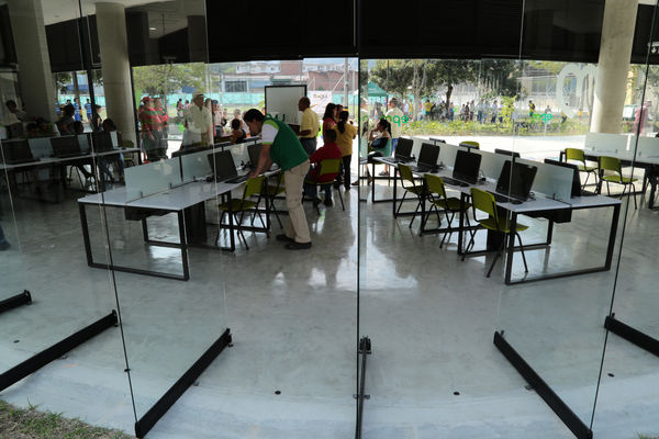 Inauguración de la UVA San Fernando
Inauguración de la UVA San Fernando
Fecha: Febrero 2 de 2016
Para descargar esta fotografía en alta resolución, haga clic sobre la imagen hasta que la misma se despliegue en la pantalla completa; luego dé clic derecho y elija la opción "guardar imagen como". 
En caso de publicación por cualquier medio, solicitamos acompañarla del crédito: "Foto EPM"
Palabras clave: Inauguración UVA San Fernando