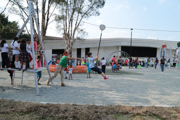 Inauguración de la UVA San Fernando
Inauguración de la UVA San Fernando
Fecha: Febrero 2 de 2016
Para descargar esta fotografía en alta resolución, haga clic sobre la imagen hasta que la misma se despliegue en la pantalla completa; luego dé clic derecho y elija la opción "guardar imagen como". 
En caso de publicación por cualquier medio, solicitamos acompañarla del crédito: "Foto EPM"
Palabras clave: Inauguración UVA San Fernando