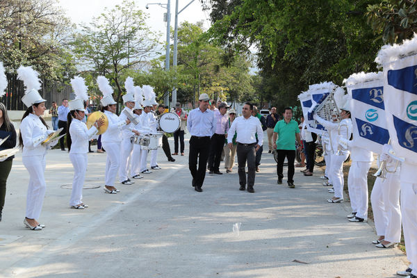 Inauguración de la UVA San Fernando
Inauguración de la UVA San Fernando
Fecha: Febrero 2 de 2016
Para descargar esta fotografía en alta resolución, haga clic sobre la imagen hasta que la misma se despliegue en la pantalla completa; luego dé clic derecho y elija la opción "guardar imagen como". 
En caso de publicación por cualquier medio, solicitamos acompañarla del crédito: "Foto EPM"
Palabras clave: Inauguración UVA San Fernando