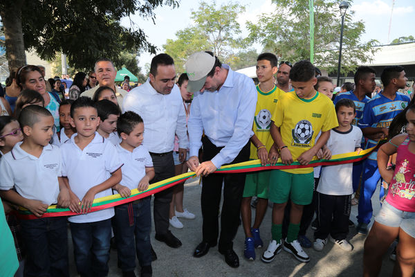 Inauguración de la UVA San Fernando
Inauguración de la UVA San Fernando
Fecha: Febrero 2 de 2016
Para descargar esta fotografía en alta resolución, haga clic sobre la imagen hasta que la misma se despliegue en la pantalla completa; luego dé clic derecho y elija la opción "guardar imagen como". 
En caso de publicación por cualquier medio, solicitamos acompañarla del crédito: "Foto EPM"
Palabras clave: Inauguración UVA San Fernando