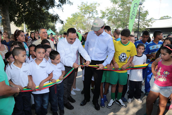 Inauguración de la UVA San Fernando
Inauguración de la UVA San Fernando
Fecha: Febrero 2 de 2016
Para descargar esta fotografía en alta resolución, haga clic sobre la imagen hasta que la misma se despliegue en la pantalla completa; luego dé clic derecho y elija la opción "guardar imagen como". 
En caso de publicación por cualquier medio, solicitamos acompañarla del crédito: "Foto EPM"
Palabras clave: Inauguración UVA San Fernando
