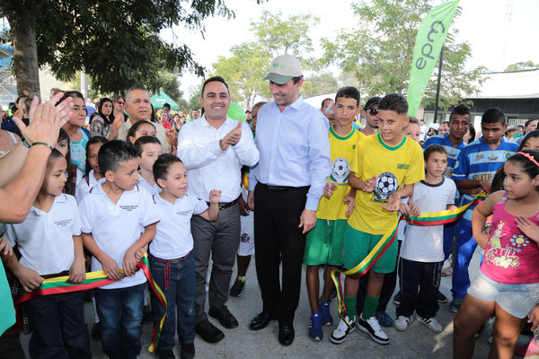 Inauguración de la UVA San Fernando
Inauguración de la UVA San Fernando
Fecha: Febrero 2 de 2016
Para descargar esta fotografía en alta resolución, haga clic sobre la imagen hasta que la misma se despliegue en la pantalla completa; luego dé clic derecho y elija la opción "guardar imagen como". 
En caso de publicación por cualquier medio, solicitamos acompañarla del crédito: "Foto EPM"
Palabras clave: Inauguración UVA San Fernando