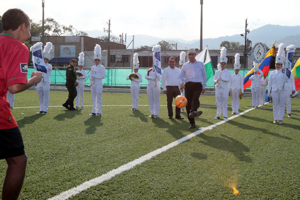 Inauguración de la UVA San Fernando
Inauguración de la UVA San Fernando
Fecha: Febrero 2 de 2016
Para descargar esta fotografía en alta resolución, haga clic sobre la imagen hasta que la misma se despliegue en la pantalla completa; luego dé clic derecho y elija la opción "guardar imagen como". 
En caso de publicación por cualquier medio, solicitamos acompañarla del crédito: "Foto EPM"
Palabras clave: Inauguración UVA San Fernando