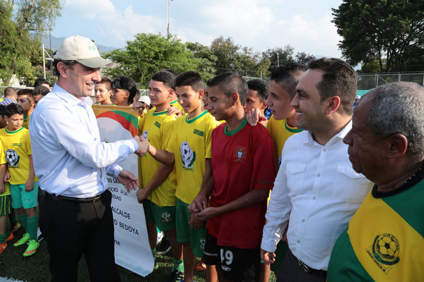 Inauguración de la UVA San Fernando
Inauguración de la UVA San Fernando
Fecha: Febrero 2 de 2016
Para descargar esta fotografía en alta resolución, haga clic sobre la imagen hasta que la misma se despliegue en la pantalla completa; luego dé clic derecho y elija la opción "guardar imagen como". 
En caso de publicación por cualquier medio, solicitamos acompañarla del crédito: "Foto EPM"
Palabras clave: Inauguración UVA San Fernando
