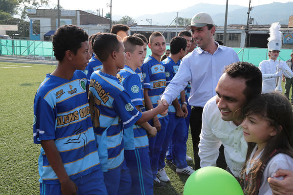 Inauguración de la UVA San Fernando
Inauguración de la UVA San Fernando
Fecha: Febrero 2 de 2016
Para descargar esta fotografía en alta resolución, haga clic sobre la imagen hasta que la misma se despliegue en la pantalla completa; luego dé clic derecho y elija la opción "guardar imagen como". 
En caso de publicación por cualquier medio, solicitamos acompañarla del crédito: "Foto EPM"
Palabras clave: Inauguración UVA San Fernando