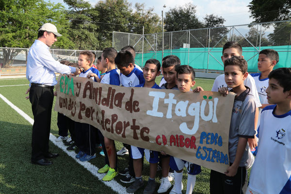 Inauguración de la UVA San Fernando
Inauguración de la UVA San Fernando
Fecha: Febrero 2 de 2016
Para descargar esta fotografía en alta resolución, haga clic sobre la imagen hasta que la misma se despliegue en la pantalla completa; luego dé clic derecho y elija la opción "guardar imagen como". 
En caso de publicación por cualquier medio, solicitamos acompañarla del crédito: "Foto EPM"
Palabras clave: Inauguración UVA San Fernando