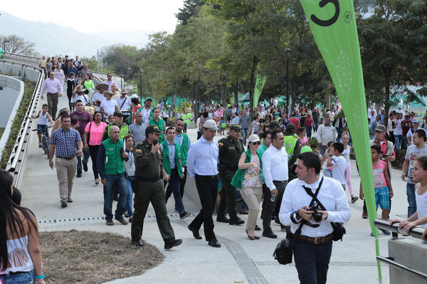 Inauguración de la UVA San Fernando
Inauguración de la UVA San Fernando
Fecha: Febrero 2 de 2016
Para descargar esta fotografía en alta resolución, haga clic sobre la imagen hasta que la misma se despliegue en la pantalla completa; luego dé clic derecho y elija la opción "guardar imagen como". 
En caso de publicación por cualquier medio, solicitamos acompañarla del crédito: "Foto EPM"
Palabras clave: Inauguración UVA San Fernando