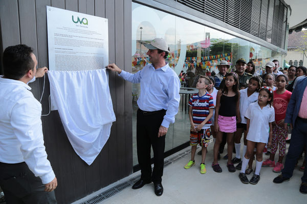 Inauguración de la UVA San Fernando
Inauguración de la UVA San Fernando
Fecha: Febrero 2 de 2016
Para descargar esta fotografía en alta resolución, haga clic sobre la imagen hasta que la misma se despliegue en la pantalla completa; luego dé clic derecho y elija la opción "guardar imagen como". 
En caso de publicación por cualquier medio, solicitamos acompañarla del crédito: "Foto EPM"
Palabras clave: Inauguración UVA San Fernando