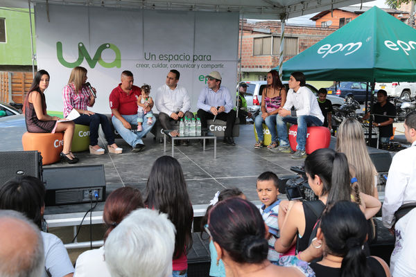 Inauguración de la UVA San Fernando
Inauguración de la UVA San Fernando
Fecha: Febrero 2 de 2016
Para descargar esta fotografía en alta resolución, haga clic sobre la imagen hasta que la misma se despliegue en la pantalla completa; luego dé clic derecho y elija la opción "guardar imagen como". 
En caso de publicación por cualquier medio, solicitamos acompañarla del crédito: "Foto EPM"
Palabras clave: Inauguración UVA San Fernando