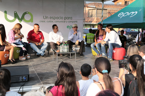 Inauguración de la UVA San Fernando
Inauguración de la UVA San Fernando
Fecha: Febrero 2 de 2016
Para descargar esta fotografía en alta resolución, haga clic sobre la imagen hasta que la misma se despliegue en la pantalla completa; luego dé clic derecho y elija la opción "guardar imagen como". 
En caso de publicación por cualquier medio, solicitamos acompañarla del crédito: "Foto EPM"
Palabras clave: Inauguración UVA San Fernando