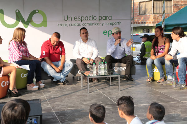 Inauguración de la UVA San Fernando
Inauguración de la UVA San Fernando
Fecha: Febrero 2 de 2016
Para descargar esta fotografía en alta resolución, haga clic sobre la imagen hasta que la misma se despliegue en la pantalla completa; luego dé clic derecho y elija la opción "guardar imagen como". 
En caso de publicación por cualquier medio, solicitamos acompañarla del crédito: "Foto EPM"
Palabras clave: Inauguración UVA San Fernando