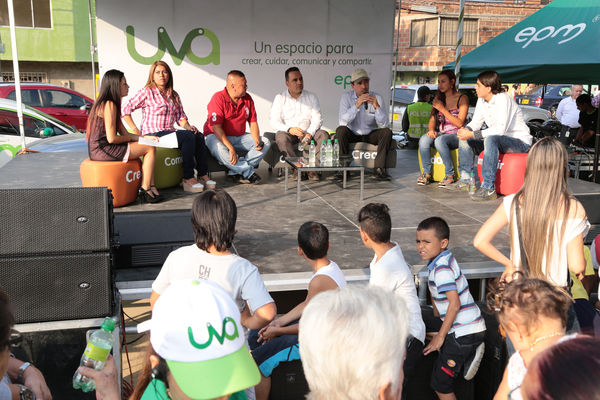 Inauguración de la UVA San Fernando
Inauguración de la UVA San Fernando
Fecha: Febrero 2 de 2016
Para descargar esta fotografía en alta resolución, haga clic sobre la imagen hasta que la misma se despliegue en la pantalla completa; luego dé clic derecho y elija la opción "guardar imagen como". 
En caso de publicación por cualquier medio, solicitamos acompañarla del crédito: "Foto EPM"
Palabras clave: Inauguración UVA San Fernando